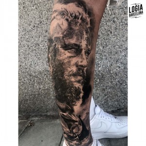 tatuaje_pierna_ragnar_lodbrok_logia_barcelona_mario_guerrero       